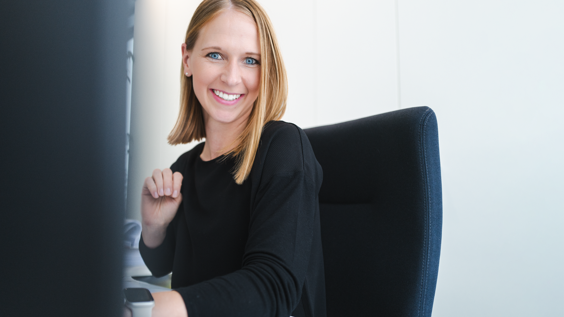 Blonde Frau mit Brille